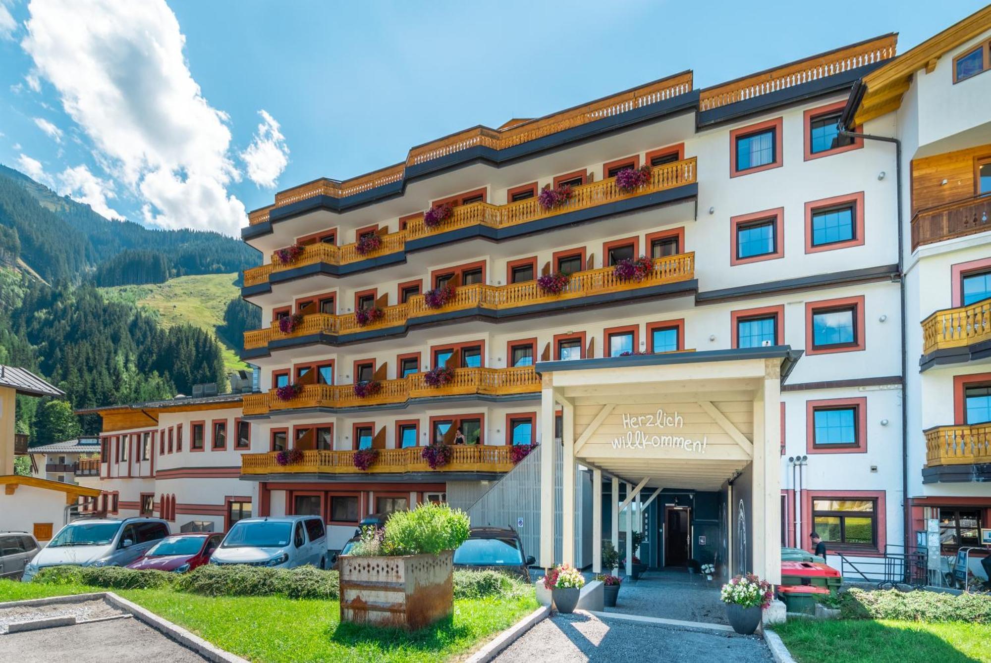 Jufa Alpenhotel Saalbach Exterior foto